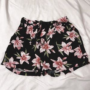 Floral Forever21 summer’s shorts with tie waist.🌸